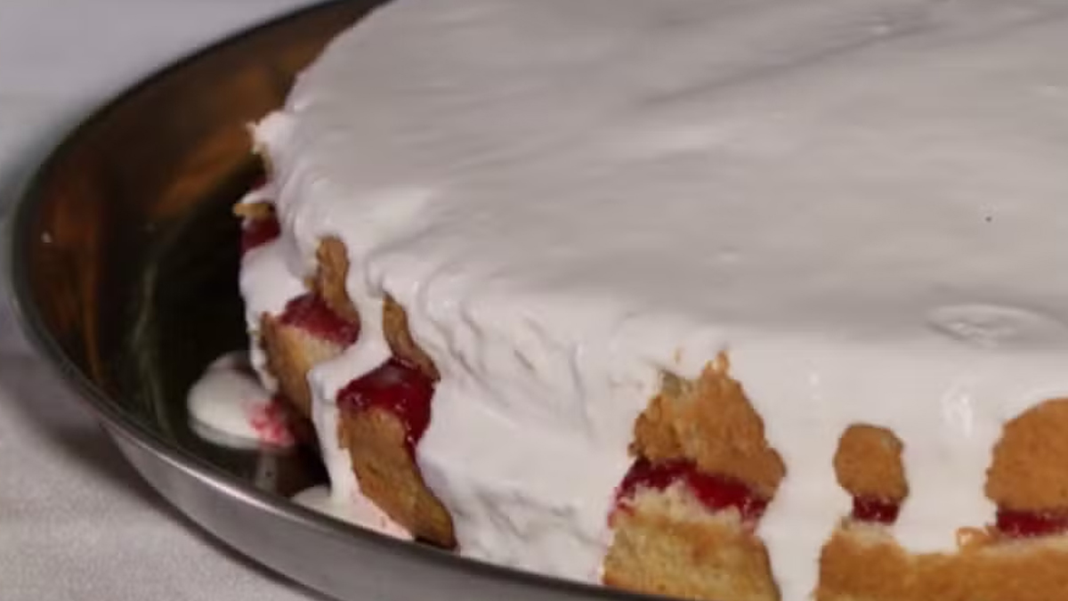 Bolo Recheado com Morango e Merengue Surpreenda com Esse Clássico Irresistível!